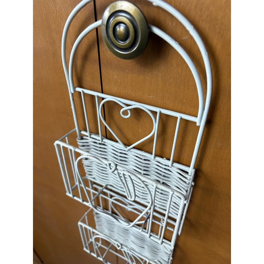 VTG  White Wire‎ Wicker Wall Organizer 2 Tier Basket Heart Apple Hooks 18